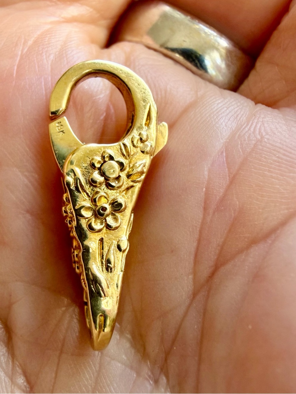 18 karat gold, floral, lobster Clasp
